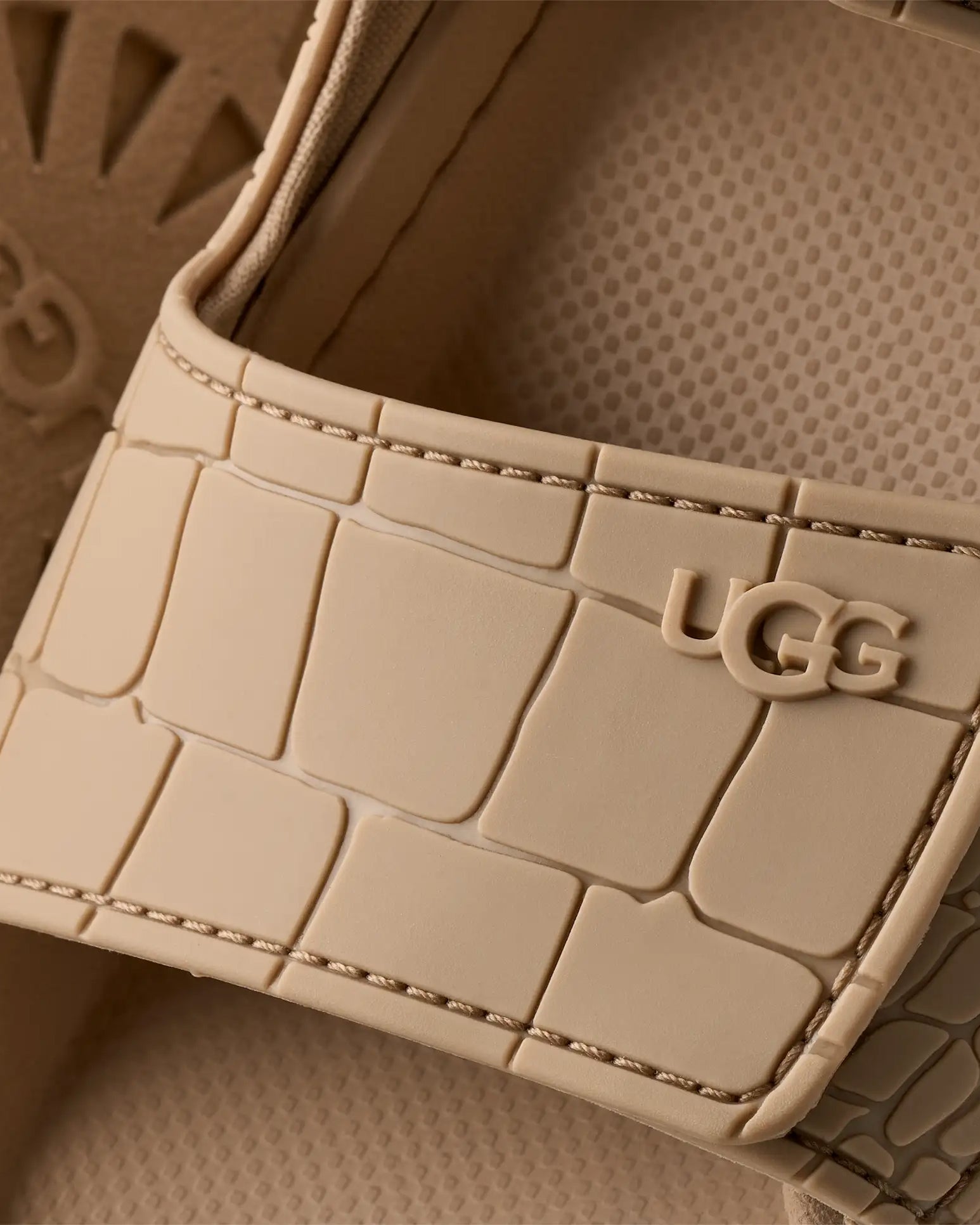 Sandali W Goldenglow Embossed Mustard Seed