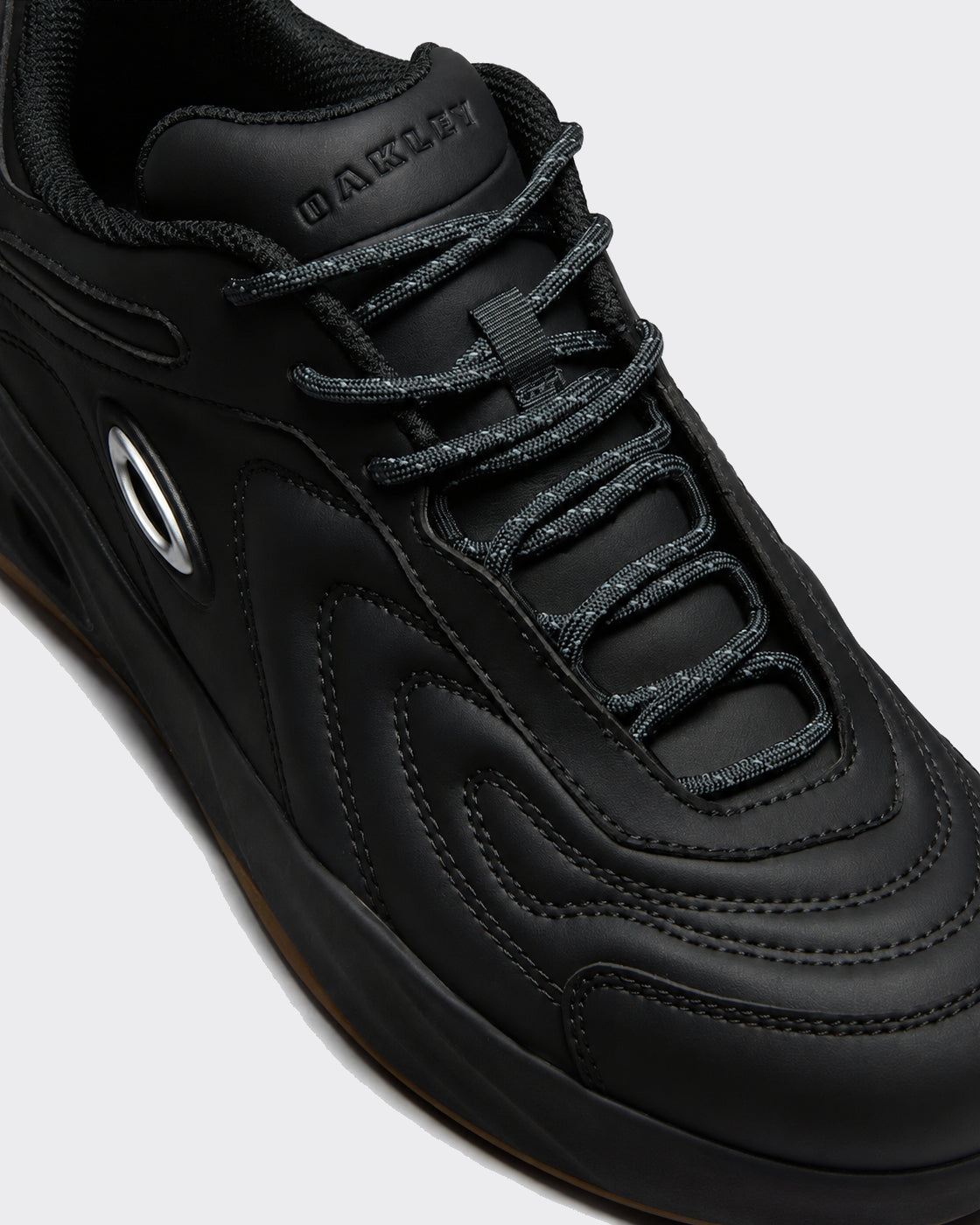 Sneakers Strike Baseline Pitch Black